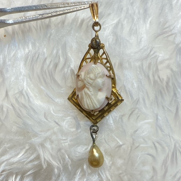 Antique Lavaliere Cameo Pendant Necklace Either shell/coral hand carved w/Pearl - Picture 12 of 17